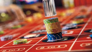 Tangkapan layar aplikasi spinwheel menunjukkan halaman login dan antarmuka taruhan olahraga